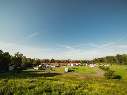 Reisemobilstellplatz - Art des Stellplatz: eigenständiger Stellplatz - Deutschland - Trixi-Camping mit Blick auf Feriendorf - Trixi Ferienpark Zittauer Gebirge