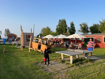 Reisemobilstellplatz - Stromanschluss - Deutschland - Tischtennisspiel in der Abendsonne - ostseequelle.camp