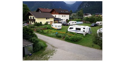 Reisemobilstellplatz - Gschwand - Blick auf Gemüsegarten von Martina, Stellfläche, Gebirge und Bluntautal im Hintergrund - Camping Martina