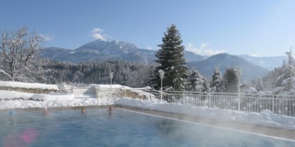 Reisemobilstellplatz - Sauna - Österreich - Baden im Winter in Schneebedeckter Umgebung bei 32° warmen Wasser - Seencamping Stadlerhof