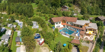Reisemobilstellplatz - Swimmingpool - Österreich - Schwimmbad aus Luftiger Höhe - Seencamping Stadlerhof