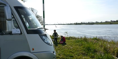 Reisemobilstellplatz - camping.info Buchung - Deutschland - Idylle in der Flusslandschaft Elbe am Stover Strand  - Wohnmobilpark Stover Strand bei Hamburg an der Elbe