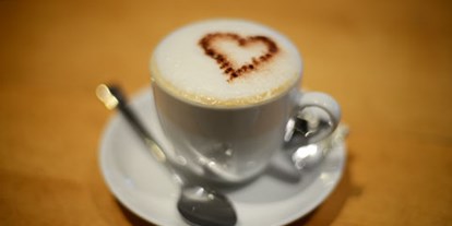 Reisemobilstellplatz - Bockenem - Geniessen Sie Kaffee-Spezialitäten wie Cappuccino, Latte Macchiato, Espresso oder einen schlichten Becher Kaffee - die Bohnen kommen von der kleinen Kaffee-Rösterei Braun, Aschaffenburg, mit Herz & Leidenschaft geröstet! - Hotel & Wirtshaus Sauer