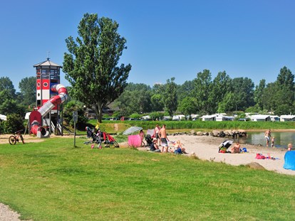 Reisemobilstellplatz - Art des Stellplatz: eigenständiger Stellplatz - Deutschland - Strand am Spielplatz - Wohnmobilpark Wulfener Hals