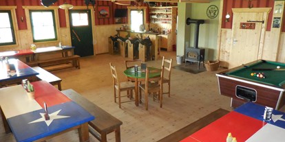 Reisemobilstellplatz - Umgebungsschwerpunkt: See - Ostsee - Saloon innen - Horse Lake Ranch