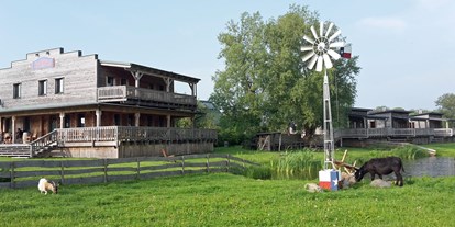 Reisemobilstellplatz - Radweg - Ostsee - Blick über die Ranch zum Saloon. - Horse Lake Ranch