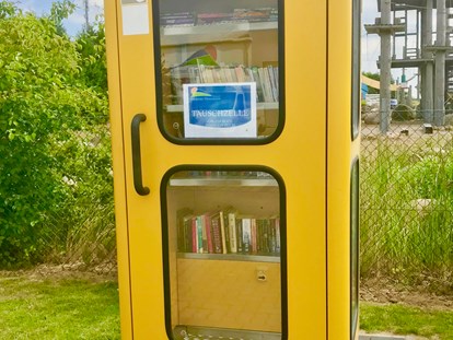 Reisemobilstellplatz - Duschen - Deutschland - Büchertausch in alter gelber Telefonzelle - Stellplatz Elmenhorst