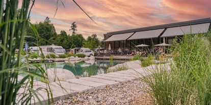 Reisemobilstellplatz - Duschen - Trentino-Südtirol - Pool mit Gartenterrasse - Stellplatz Eppan Camping Montiggl