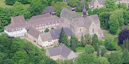 Reisemobilstellplatz - Leese - Das Zisterzienserkloster Loccum bietet das Bild eines mittelalterlichen Klosters, wie sonst kaum noch vorhanden. Die ältesten Gebäude sidn die Stiftskirche, der Kreuzgang, das Slaphus und das Laienrefektorium und kann besichtigt werden. Es befindet sich im Ortteil Loccum in 7 km Entfernung.  - Stellplatz Rehburg-Loccum "Am Meerbach"