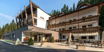 Reisemobilstellplatz - Duschen - Trentino-Südtirol - Aussenfassade bei Tag - Rechenmachers Rosengarten