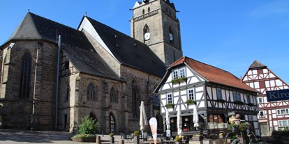 Reisemobilstellplatz - Bad Arolsen - Marktplatz mit Stadtkirche, Alter Wache und Märchenbrunnen - Wohnmobilstellplatz Wolfhagen