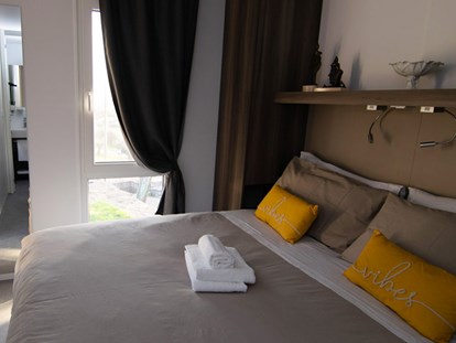 Reisemobilstellplatz - Umgebungsschwerpunkt: am Land - Gardasee - Mobile Homes
gemütliches und elegantes Schlafzimmer - Agricamping Est Garda