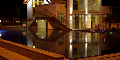Reisemobilstellplatz - Sauna - Österreich - Beheiztes Pool mit einer Thermalwassertemperatur von 30 °C, Indoor-Einstieg, Ruheraum und Sauanbereich - Schwimmbad Camping Mössler