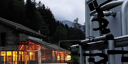 Reisemobilstellplatz - Duschen - Trentino-Südtirol - Blick auf SportBar. Im Keller befinden sich die Duschen und das WC. - Sportbar Villnöss