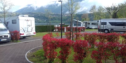 Reisemobilstellplatz - Duschen - Trentino-Südtirol - Wohnmobilstellplatz Blick Richtung See. - WOHNMOBILSTELLPLATZ CALDONAZZO