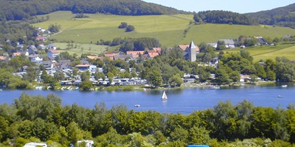 Reisemobilstellplatz - Waldeck (Landkreis Waldeck-Frankenberg) - Blick über die Wohnmobilstellplätze zum See - Terrassenplatz am Seeufer