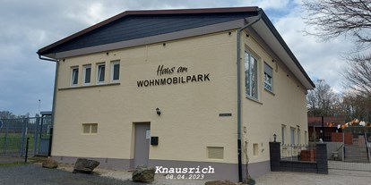 Reisemobilstellplatz - öffentliche Verkehrsmittel - Region Vogelsberg - Sanitärhäuschen - WohnmobilPark Grünberg