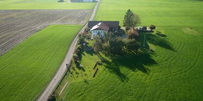 Reisemobilstellplatz - WLAN: teilweise vorhanden - Bad Endorf - Idyllischer Alleinlagehof und Gartenparadies "Schwanzerhof"