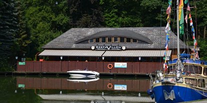 Reisemobilstellplatz - Buchholz (Kreis Herzogtum Lauenburg) - Restaurant Seepavillon aus dem Gelände - Freizeitwelt Güster