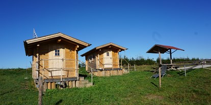 Reisemobilstellplatz - Spielplatz - Pittenhart - Auch Übernachtung in urigen Holzblockhütten möglich fragen sie einfach nach. - Gasthaus Kiefering