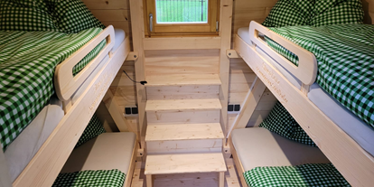 Reisemobilstellplatz - Duschen - Steiermark - 50 Holz-Chalets mit jeweils 4 Betten (Stockbetten) bieten eine gemütliches Glampingerlebnis für Gäste, die ohne Zelt anreisen möchten.  - Schitterhof CAMPING WEISS