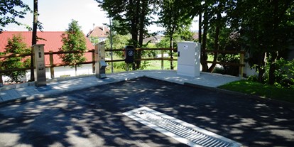 Motorhome parking space - öffentliche Verkehrsmittel - Schwarzwald - Ver- und Entsorgungssäulen mit Grauwasserinne und Müllentsorgung - Wohnmobilstellplatz Lottstetten