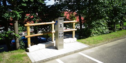 Reisemobilstellplatz - Art des Stellplatz: ausgewiesener Parkplatz - Zwei Stromsäulen mit 8 Steckdosen (Haupt- mit Nebensäule) - Wohnmobilstellplatz Lottstetten