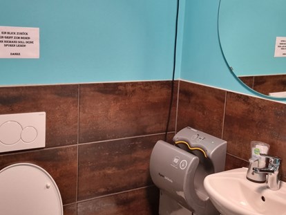 Reisemobilstellplatz - WLAN: am ganzen Platz vorhanden - Adliswil - Toilette 
Waschmaschine Tumbler gegen Bezahlung per - Rast in Bonsay