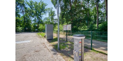 Reisemobilstellplatz - Art des Stellplatz: eigenständiger Stellplatz - Wietzendorf - Wassersäule und Grauwasserentsorgung  - Parkplatz am Waldbad