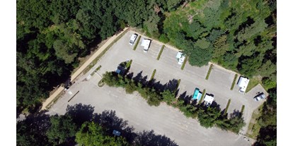 Motorhome parking space - Spielplatz - Munster (Landkreis Heidekreis) - Luftbildaufnahme  - Parkplatz am Waldbad