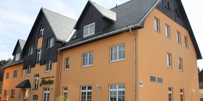 Motorhome parking space - Umgebungsschwerpunkt: Berg - Erzgebirge - Hotel Ahornberg gegenüber den Wohnmobilhafen - Wohnmobil-Stellplatz am Ferienpark Seiffen