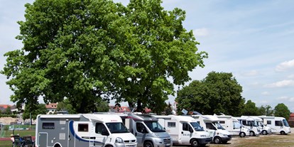 Motorhome parking space - Schrobenhausen - Es geht auch mal mit mehr Fahrzeugen - Stellplatz für Wohnmobile in Geisenfeld