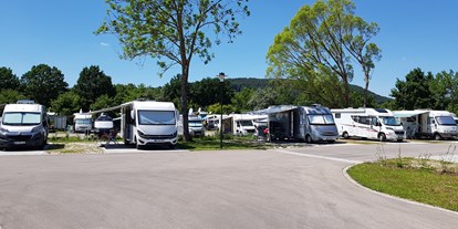Motorhome parking space - Wintercamping - Bavaria - Die Stellplätze sind sehr großzügig bemessen - Reisemobil-Stellplatz am Kurpark