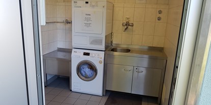 Motorhome parking space - Hallenbad - Selbst Waschmaschine ist vorhanden - Reisemobil-Stellplatz am Kurpark