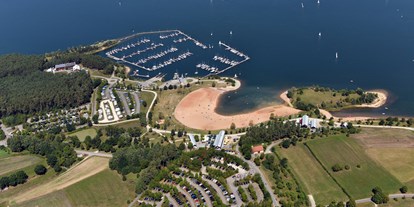 Reisemobilstellplatz - Umgebungsschwerpunkt: See - Bayern - Der Wohnmobilstellplatz liegt nur 50 Meter vom Strand entfernt. - Wohnmobilstellplatz Ramsberg