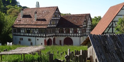 Reisemobilstellplatz - Hallenbad - Nehren (Tübingen) - Erkunden wie die Menschen früher auf dem Dorf gelebt haben im Freilichtmuseum Beuren - Neuer Wohnmobilstellplatz der Panorama Therme Beuren