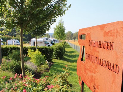 Reisemobilstellplatz - Umgebungsschwerpunkt: Stadt - Mobilhafen Dreiquellenbad - Kur- und Feriencamping Holmernhof Dreiquellenbad