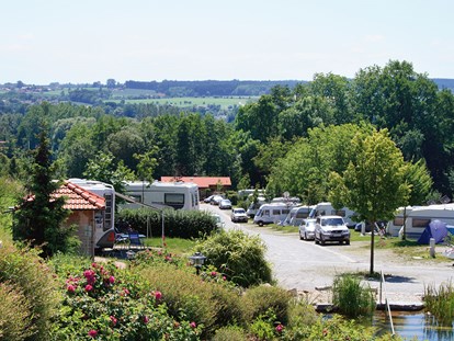 Reisemobilstellplatz - Restaurant - Campingplatzgelände mit Biobadeweiher - Kur- und Feriencamping Holmernhof Dreiquellenbad