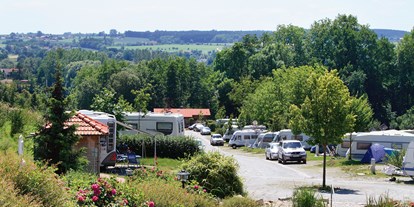 Reisemobilstellplatz - Wohnwagen erlaubt - Campingplatzgelände mit Biobadeweiher - Kur- und Feriencamping Holmernhof Dreiquellenbad