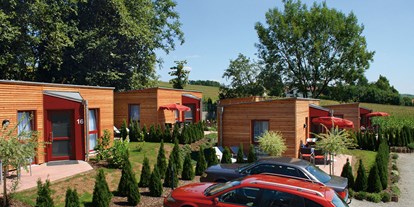 Reisemobilstellplatz - Umgebungsschwerpunkt: Therme(n) - Campingsuiten Außenansicht - Kur- und Feriencamping Holmernhof Dreiquellenbad