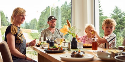Reisemobilstellplatz - Wohnwagen erlaubt - Engelhartszell - Gemütlichkeit und Geschmack wird im Restaurant zum Sepp zur perfekten Einheit - Camping Resort Bayerwald