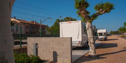 Motorhome parking space - öffentliche Verkehrsmittel - Spain - Sils