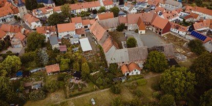 Motorhome parking space - Duschen - Sachsen-Anhalt Süd - Das Gut Ziegenberg umfasst ca. 1,5 Hektar Fläche. - Heimathof Gut Ziegenberg