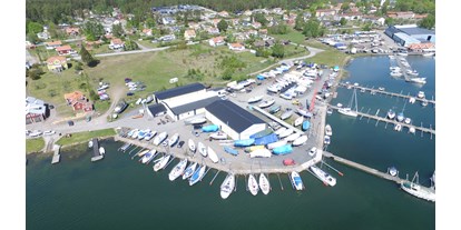 Reisemobilstellplatz - Tennis - Südschweden - Hier können Sie den ganzen Tag Boote beobachten. Es gibt sowohl Motorboote als auch Segelboote, die für einen Tagesausflug gemietet werden können. - Loftahammars Varv & Marina