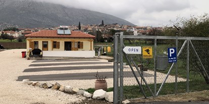 Motorhome parking space - Frischwasserversorgung - Peloponnese  - Einfahrt mit Stellplätze  - Camperstop "Kalimera" 