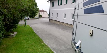 Motorhome parking space - Mainburg (Hofstetten-Grünau) - Die Einfahrt ist breit und gerade - Wetzmannsthalerhof