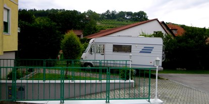 Reisemobilstellplatz - Hunde erlaubt: Hunde teilweise - Österreich - Blick von der Pension zum kleinen Stellplatz - Wetzmannsthalerhof
