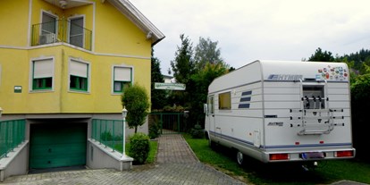 Reisemobilstellplatz - Klosterneuburg - Stellplatz direkt neben dem Pensionseingang - Wetzmannsthalerhof