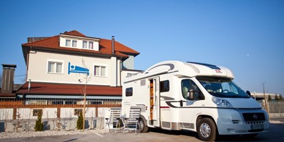 Reisemobilstellplatz - WLAN: am ganzen Platz vorhanden - Carniola / Julische Alpen / Laibach / Zasavje - Camper Stop Vrbinc