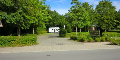 Motorhome parking space - Umgebungsschwerpunkt: Stadt - Welzheim - Ansicht von der Straße auf den Stellplatz  - Michelbach an der Bilz 